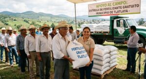 Entregan fertilizante gratuito a productores de Tlatlaya, Edomex